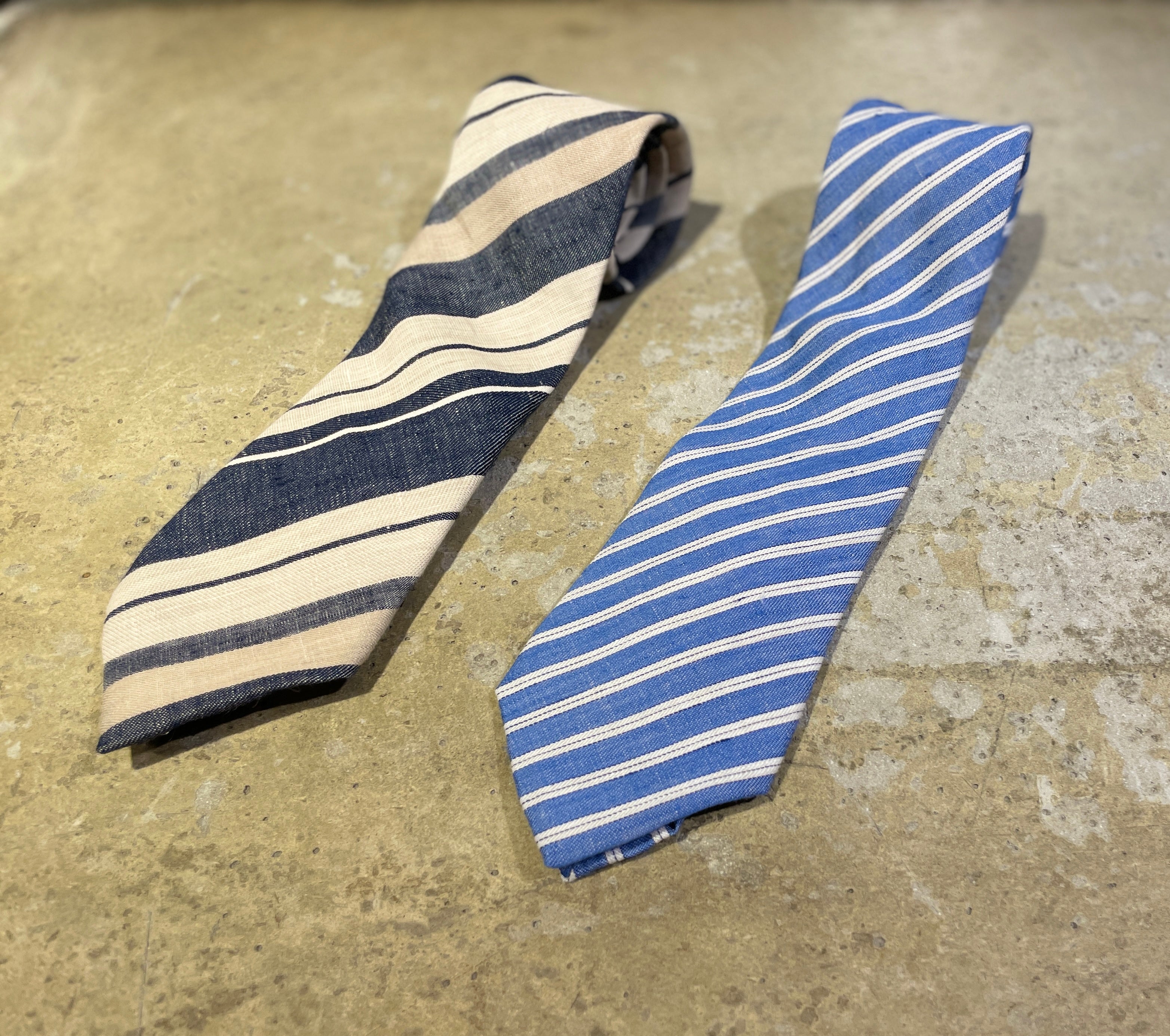 普段のスタイルに遊び心を》TIE LINEN STRIPE – ナイジェル