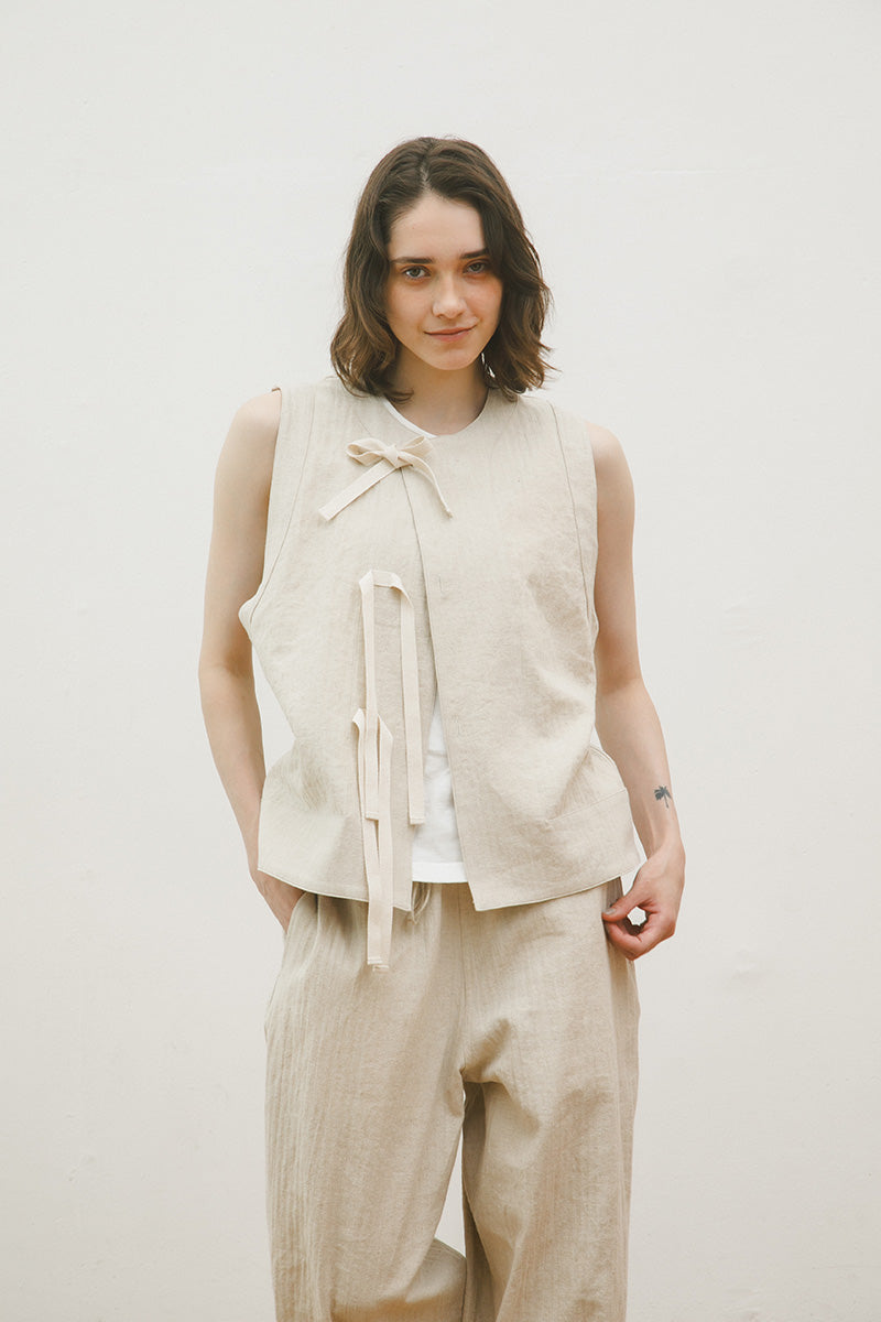 ナイジェルケーボン　ベスト ナイジェルらしさ溢れるベスト》CRICKET VEST REVERSIBLE - LINEN PIN