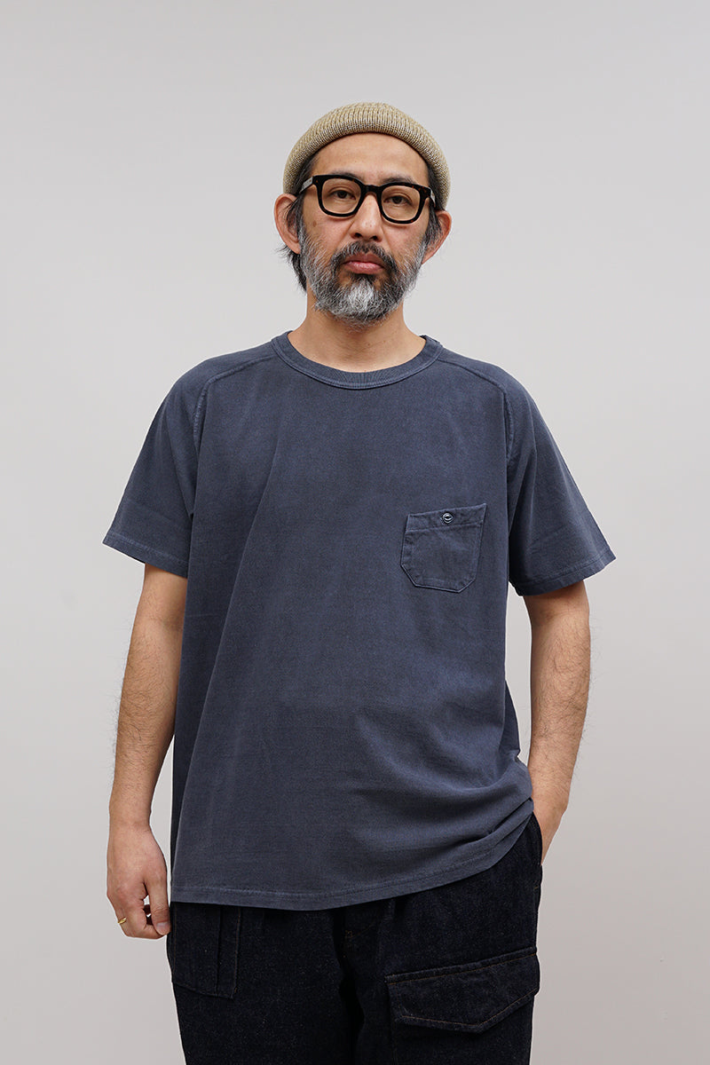 【ナイジェル・ケーボン】UNISEX / 5.6オンスベーシックTシャツ - ピグメント / 5.6oz BASIC T-SHIRT ‐ PIGMENT