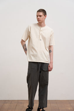 【ナイジェル・ケーボン】MAN / 7.8オンス ヘンリーネックTシャツ - モディファイ / 7.8oz HENLEY NECK T-SHIRT - MODIFY