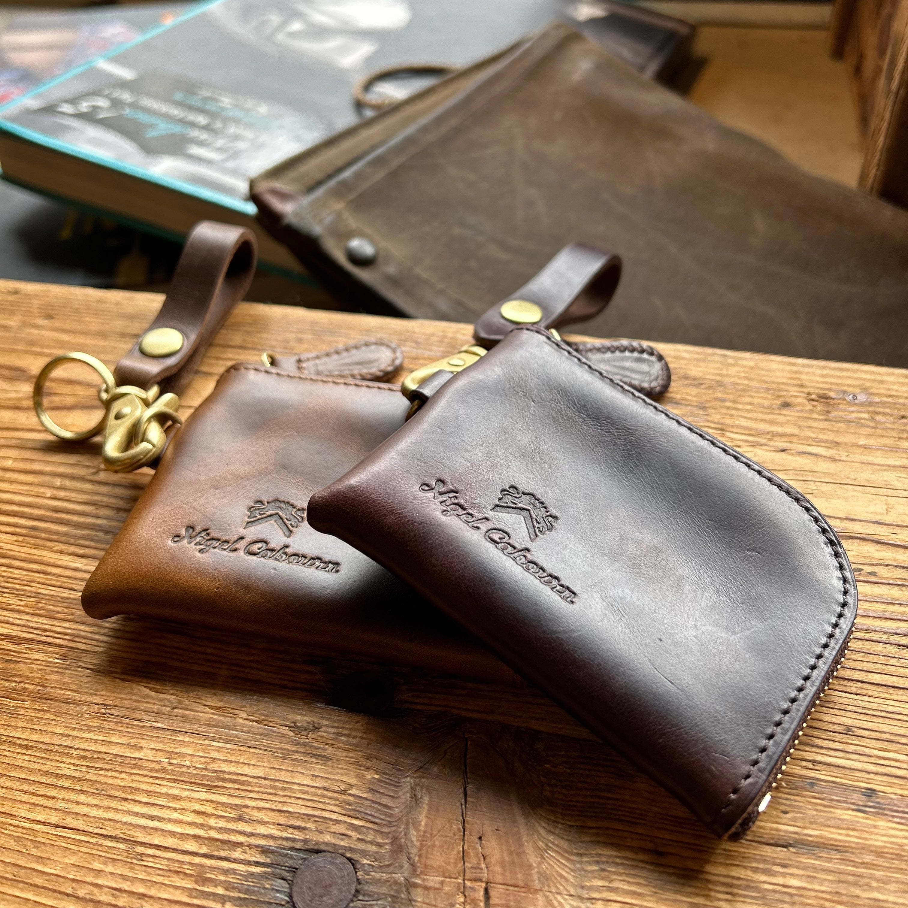 高品質なレザー小物》COIN CASE PEAT LABEL – ナイジェル・ケーボン