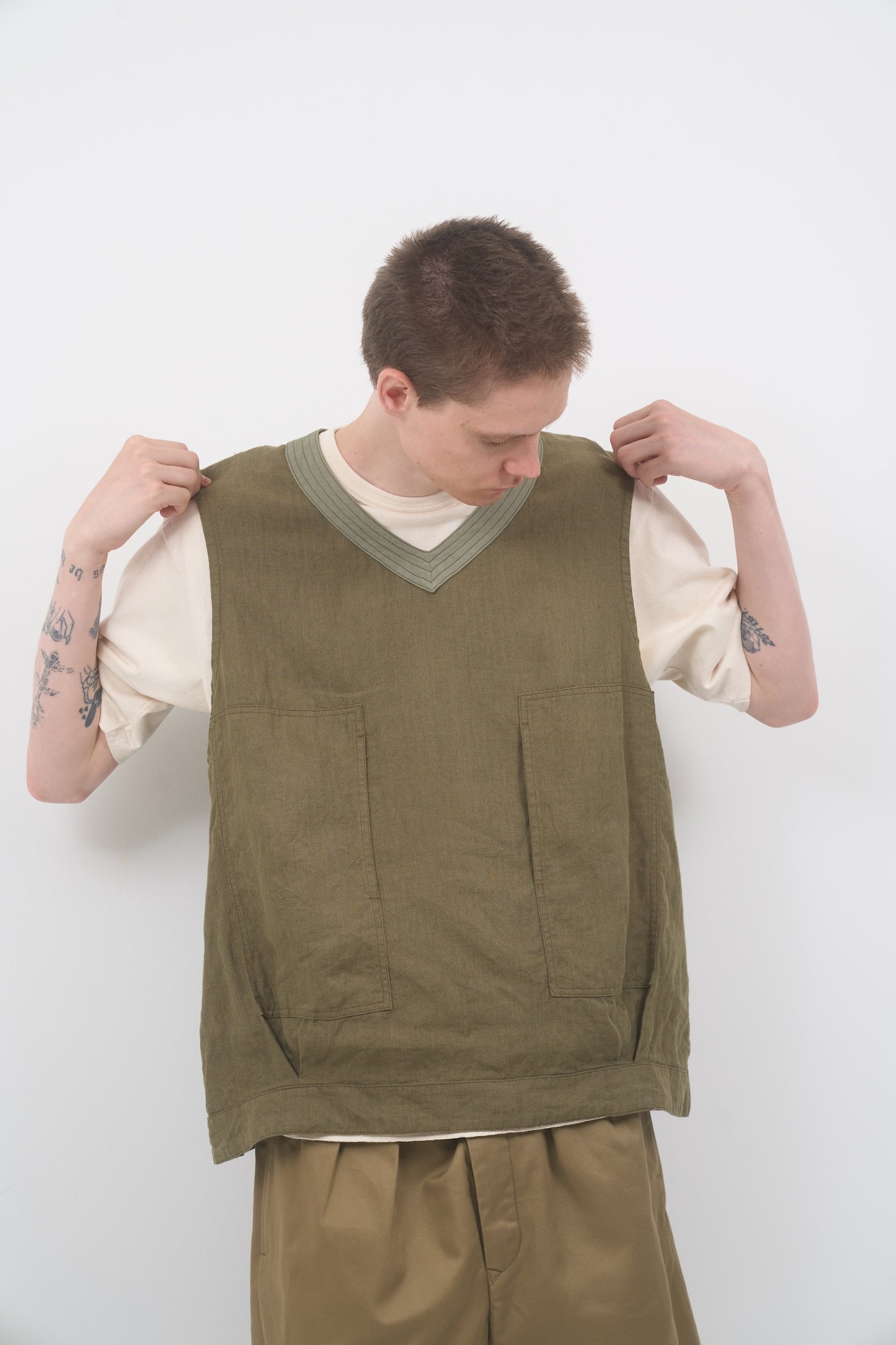 【ナイジェル・ケーボン】MAN / プルオーバーアーミーベスト - リネンヘリンボーンツイル / PULLOVER ARMY VEST - LINEN HERRINGBONE TWILL
