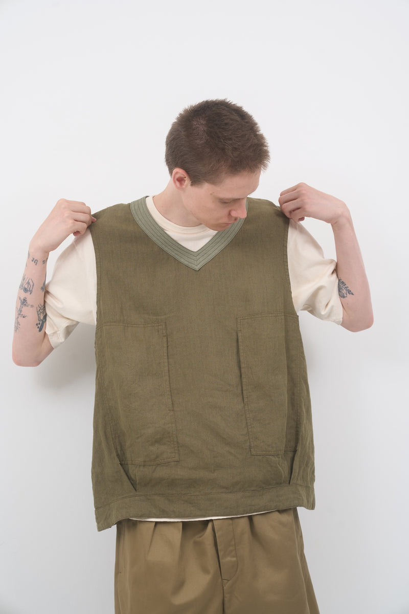 【ナイジェル・ケーボン】MAN / プルオーバーアーミーベスト - リネンヘリンボーンツイル / PULLOVER ARMY VEST - LINEN HERRINGBONE TWILL