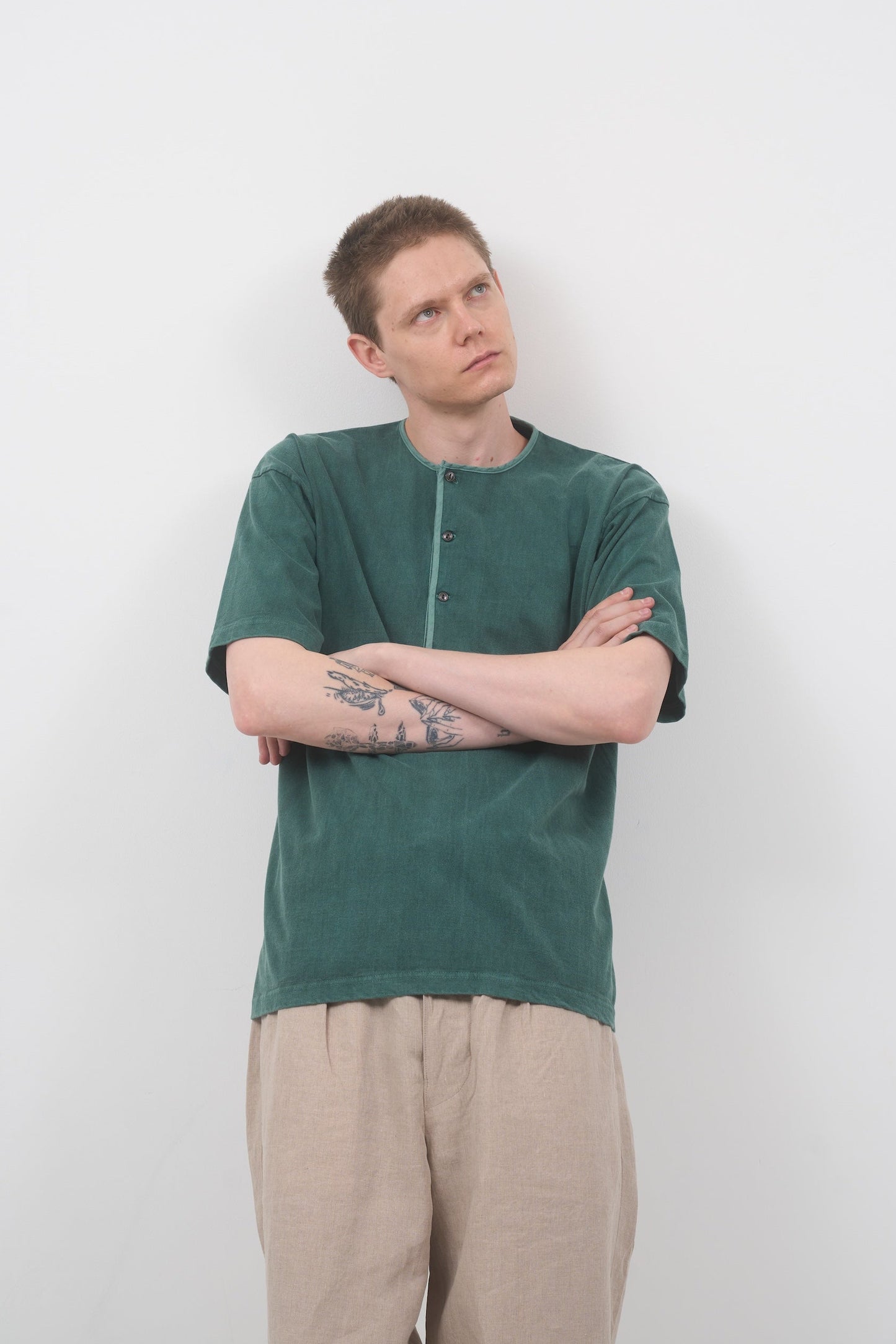 【ナイジェル・ケーボン】MAN / 7.8オンス ヘンリーネックTシャツ - ピグメント / 7.8oz HENLEY NECK T-SHIRT - PIGMENT