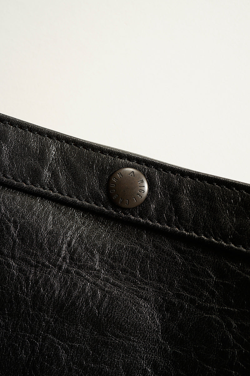 Nigel Cabourn 黒 レザー ケース 定番のバッグにレザーバージョンが登場》MAIL BAG & MAGAZINE BAG