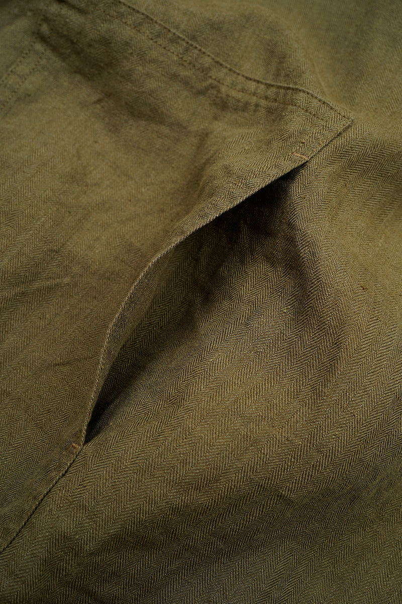 【ナイジェル・ケーボン】MAN / プルオーバーアーミーベスト - リネンヘリンボーンツイル / PULLOVER ARMY VEST - LINEN HERRINGBONE TWILL